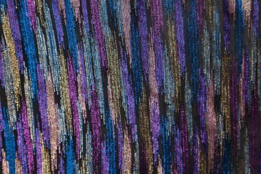 Kumaşın yapısı, farklı renklerde düz olmayan geniş çizgilere sahip kuzey ışıkları.