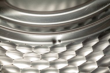 İlginç bir geometrik doku. Modern bir çamaşır makinesinin paslanmaz çelik santrifüj çarkının parçası.