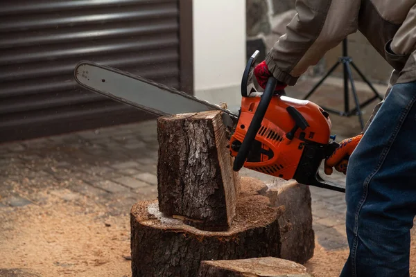 Chainsaw Working Man Sawing Piece Tree Trunk Chainsaw Piece Stands — Stock Photo, Image