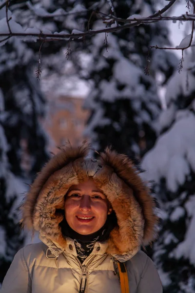 Belle Jeune Femme Dans Une Veste Légère Avec Une Capuche — Photo