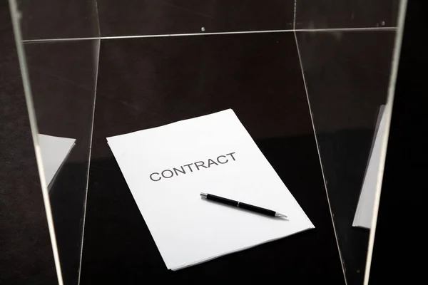 Contrato Transparente Contrato Impreso Papel Bolígrafo Encuentra Una Caja Vidrio — Foto de Stock