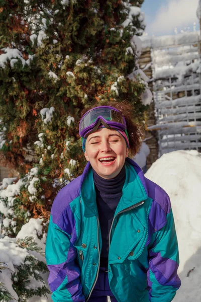 Belle Jeune Femme Combinaison Ski Sur Tête Sont Des Lunettes — Photo