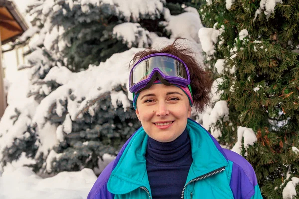 Belle Jeune Femme Combinaison Ski Sur Tête Sont Des Lunettes — Photo