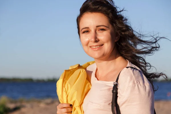 Portret Van Een Mooie Bocht Size Meisje Met Lang Rood — Stockfoto