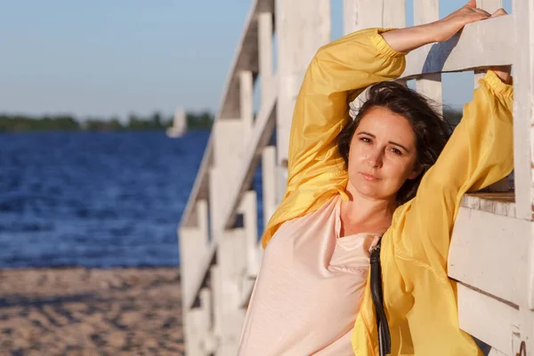 Belle Fille Grosse Taille Dans Une Veste Jaune Repose Sur — Photo