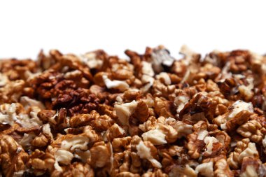 Kahverengi kabuklu ceviz çift katmanlı yakın plan çekimde serilir. Beyaz arka gruplama şeridinin arkasında