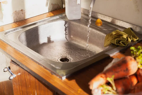 Stainless Kitchen Sink Wooden Worktop Stream Water Flows — Stock Photo, Image