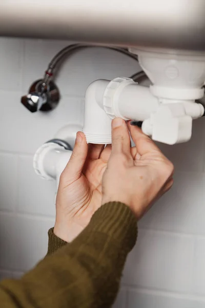 Χέρια Του Τεχνικού Υγιεινής Τοποθετήστε Σύστημα Του Υδραυλικού Παραθύρου Της — Φωτογραφία Αρχείου