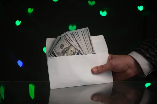 발렌타인데이 손에는 지폐가 봉투가 어두운 배경의 뒤에서 — 스톡 사진
