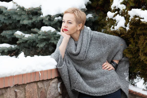 Mooi Blond Een Warme Trui Staat Een Wintertuin Voor Een — Stockfoto