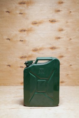 Yeşil metal teneke kutu hafif bir plywoo 'nun arka planında duruyor