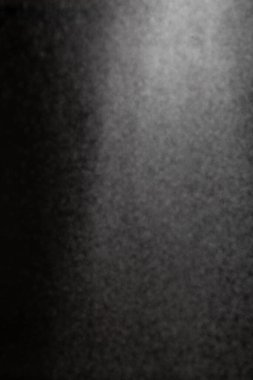 Tek renkli soyut bir arkaplan. Siyah bir sırtüstü yoğun beyaz sis