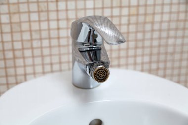 Krom kaplama metal karıştırıcı bidet yakın çekim üzerine monte edildi