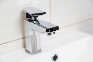 Günahın üzerine monte edilmiş krom kaplamalı metal karıştırıcı.