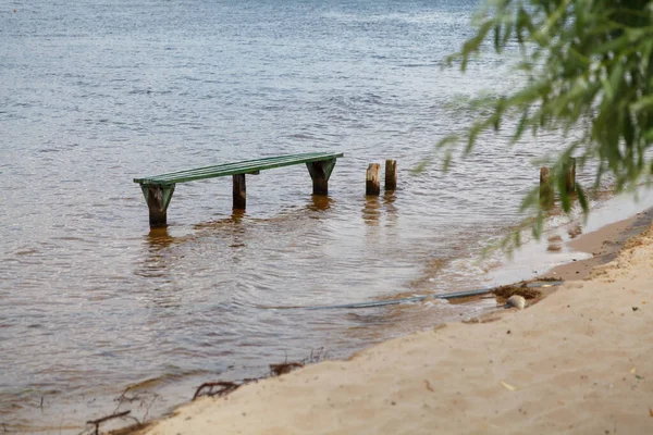 Zalany Sklep Poziom Wody Rzece Gwałtownie Wzrósł Zalał Piaszczystą Plażę — Zdjęcie stockowe