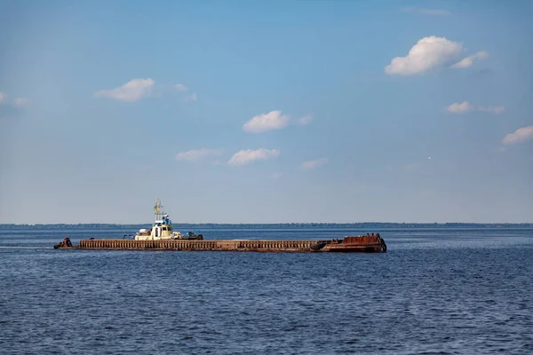 Lange Schuit Een Witte Sleepboot Varen Langs Oppervlakte Van Een — Stockfoto