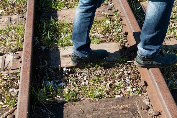 Przechodzi Przez Wąski Tor Lewa Stopa Jest Śpiworze Prawy Spoczywa — Zdjęcie stockowe