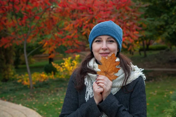 Красивая Молодая Женщина Трикотажной Шляпе Стоит Посреди Осеннего Парка Держит — стоковое фото
