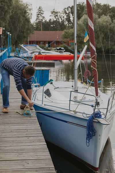 Homme Chemise Rayée Fixe Corde Amarrage Yacht Blanc Sur Une — Photo