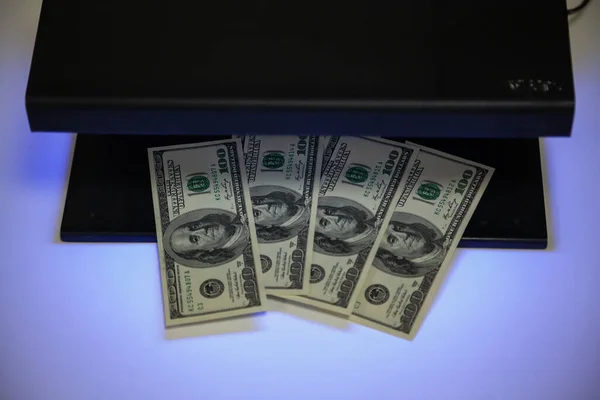 자외선 차단제를 사용하여 지폐의 — 스톡 사진