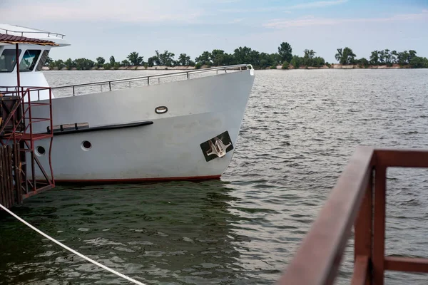 Proa Del Barco Recreo Está Bahía Derecha Izquierda Están Las — Foto de Stock