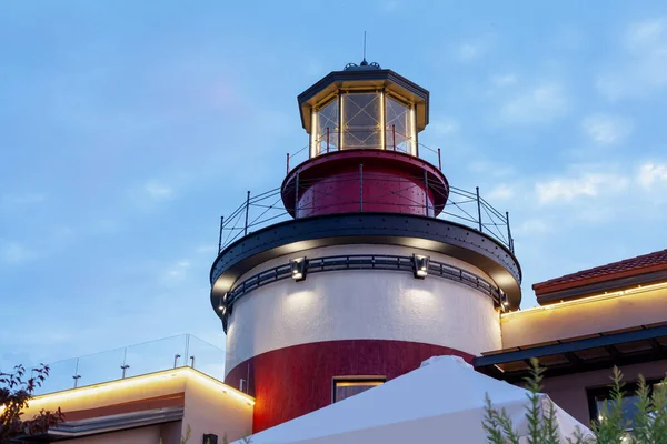 Cabine Vidro Camada Superior Farol Contra Céu Azul Concurso Fundo — Fotografia de Stock