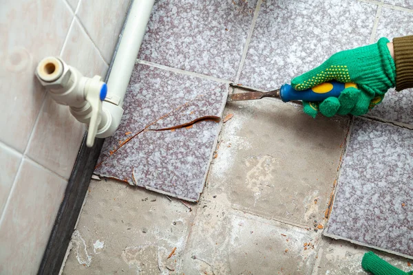 Desmantelamiento Baldosas Las Manos Guantes Trabajo Verdes Socavan Baldosa Rota — Foto de Stock