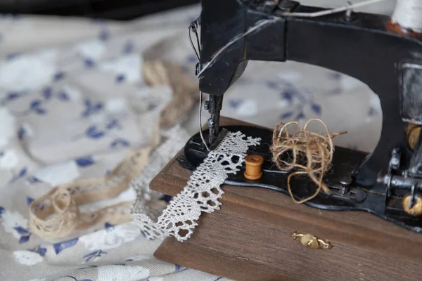 Vintage Handnähmaschine Und Ein Garnknäuel Auf Weißem Stoffhintergrund Mit Blauem — Stockfoto