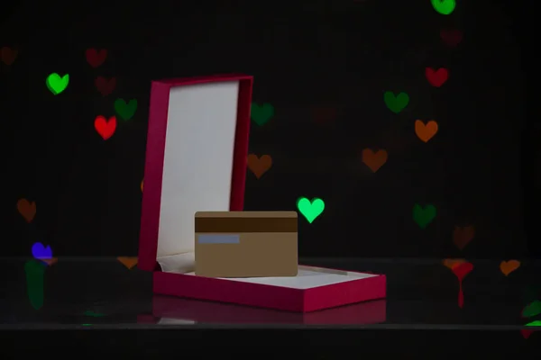 Sevgililer Günü Hediyesi Plastik Bir Banka Kartı Kırmızı Bir Karton — Stok fotoğraf