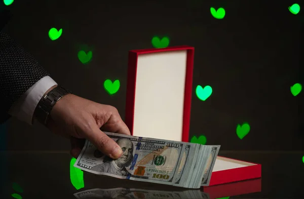 День Святого Валентина Рука Тримає Пачку Доларів Над Червоною Коробкою — стокове фото