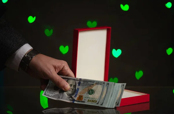 Regalo San Valentino Una Mano Tiene Mazzo Dollari Sopra Una — Foto Stock