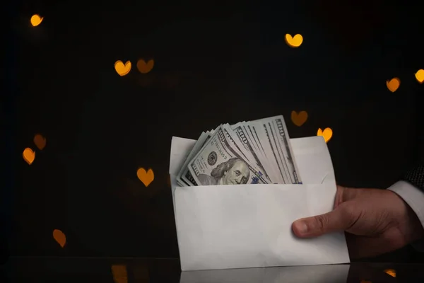 발렌타인데이 손에는 지폐가 봉투가 어두운 배경의 뒤에서 — 스톡 사진