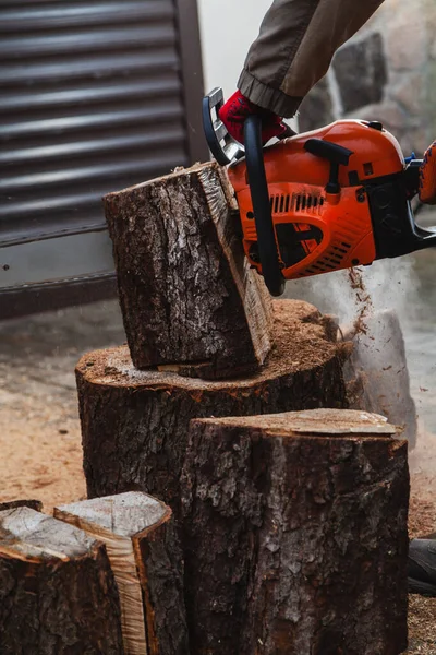 Tronçonneuse Fonctionne Homme Scie Tronc Arbre Avec Une Tronçonneuse Pièce — Photo