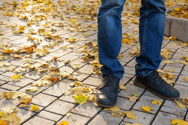 Caminata Otoño Piernas Hombre Pantalones Vaqueros Azules Botas Pie Una — Foto de Stock