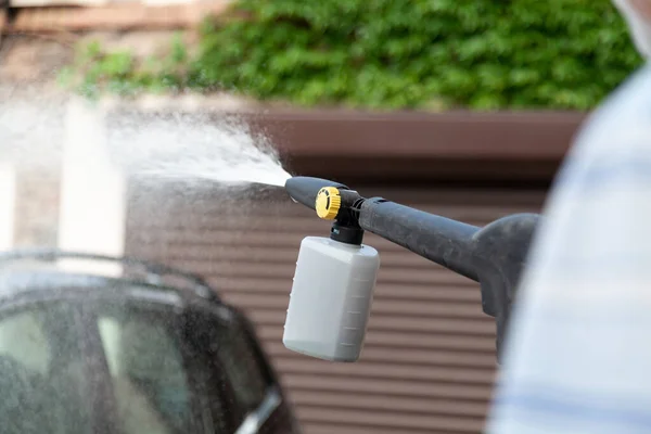 Lavando Coche Negro Con Equipo Especial Con Agua Alta Presión — Foto de Stock