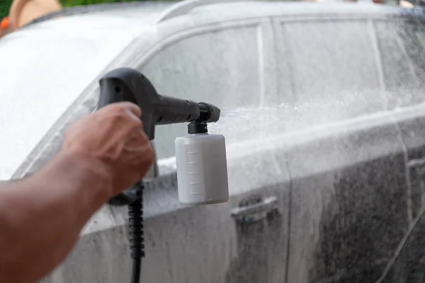 Coche Está Cubierto Espuma Blanca Mano Pulveriza Detergente Con Plástico — Foto de Stock