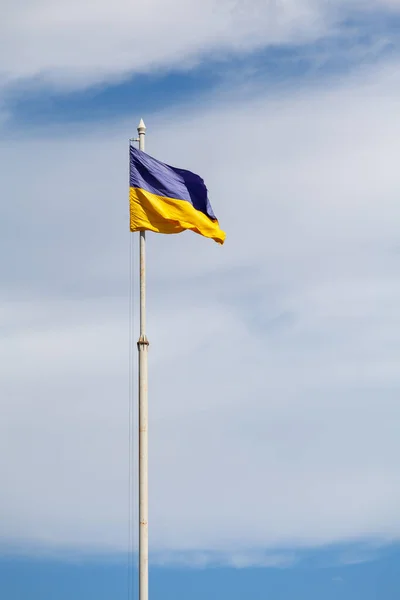 Bandeira Nacional Amarelo Azul Ucrânia Voa Alto Mastro Contra Backgroun — Fotografia de Stock