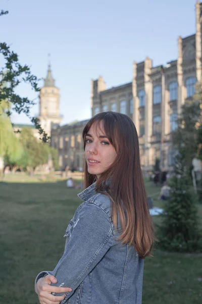 Linda Joven Estudiante Con Pelo Largo Una Chaqueta Mezclilla Camina —  Fotos de Stock