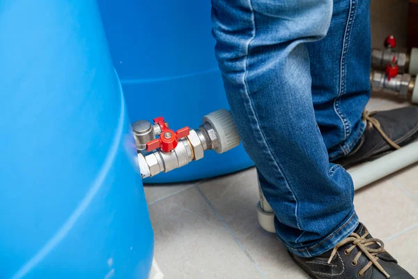 Los Pies Pantalones Vaqueros Azules Están Junto Gran Barril Plástico — Foto de Stock