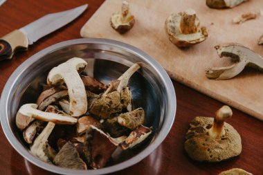 Kesikte mantar var. Yenebilir güzel mantarlar yuvarlak bir tabakta uzanır.