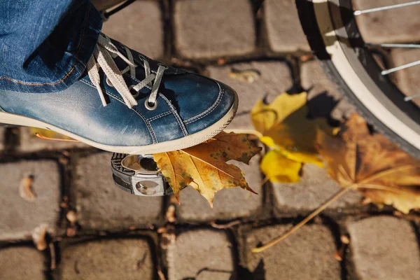 Pierna Una Zapatilla Cuero Azul Pedal Bicicleta Debajo Hay Una — Foto de Stock