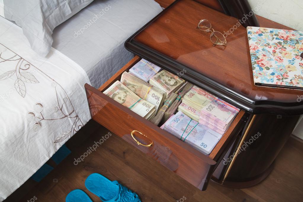 В чём хранить сбережения. Как хранить деньги дома. Как хранить деньги дома. Хранение денег дома. Тайник для денег.