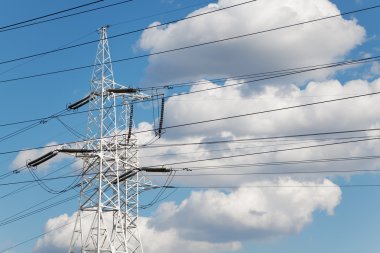 Güç iletim hatları mavi gökyüzüne karşı