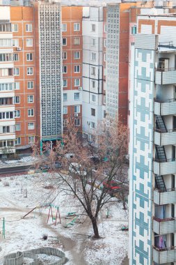 Yüksek katlı konut mahalle dar avluda 