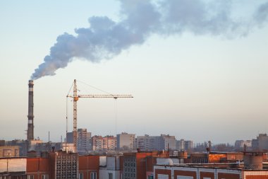 Kazan borusu yüksek katlı daire binaların çatıları duman