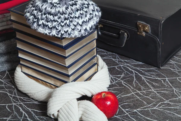 Stapel winterkleren en boeken met gouden rand — Stockfoto