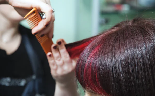 Barber saks brunette kvinde med rødt hår tråde - Stock-foto