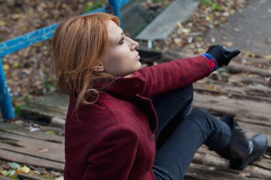 Güzel sarışın kadın tüvit ceket ve deri eldiven aittir