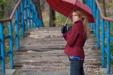 Yaya köprüsü altında duran ince sarışın kadın