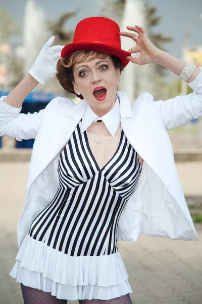 Cirkusové umělce žena v červeném klobouku s výrazem překvapení na mu — Stock fotografie